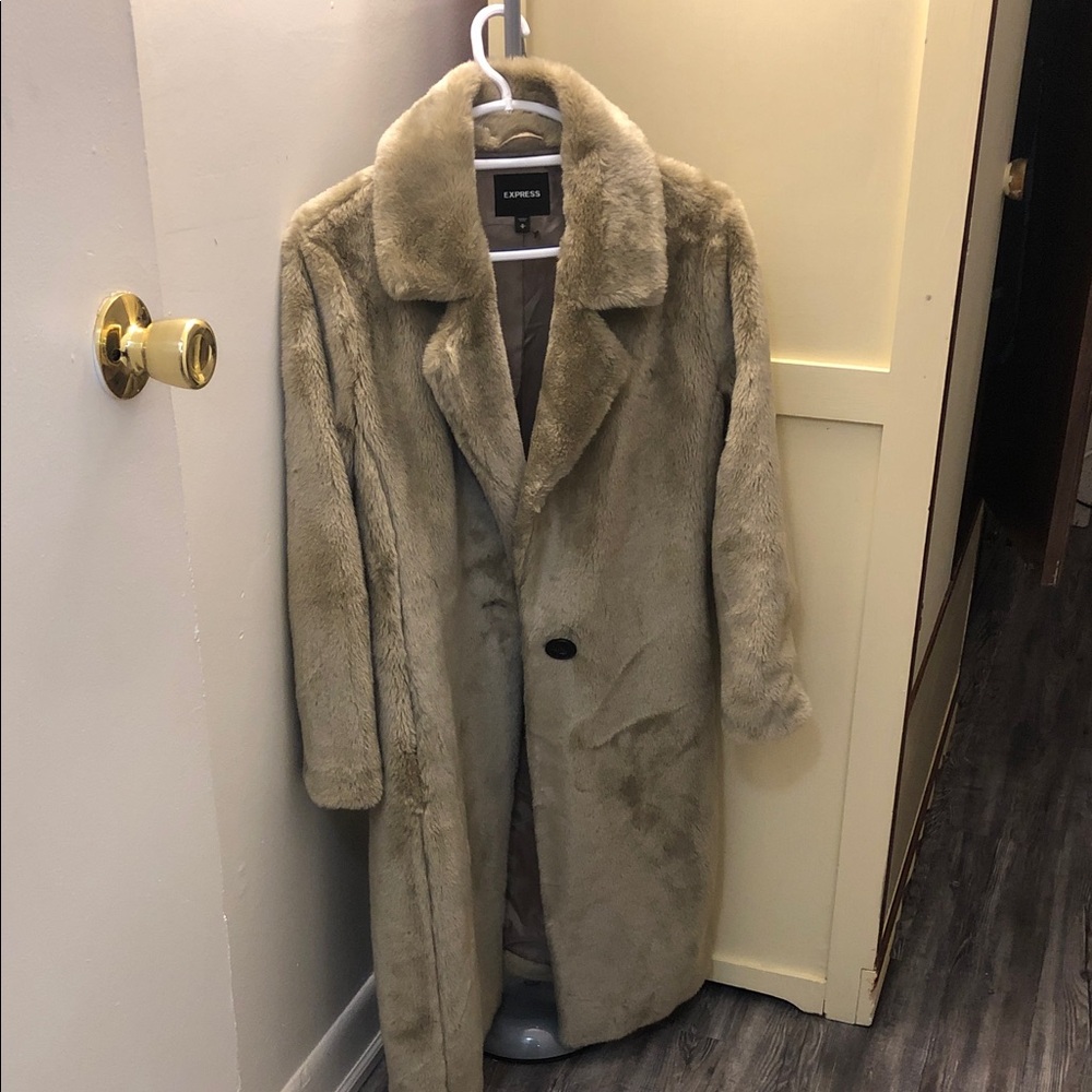 Luxurious Tan Faux Fur Coat

Express coat
Used just once, in perfect condition